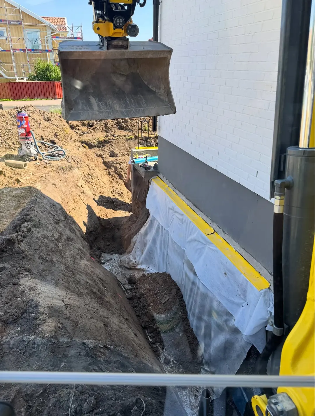 Schaktning längs husgrunden inför dränering